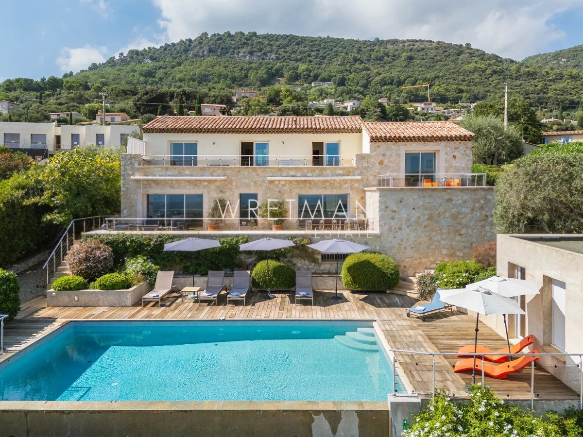 Villa La Colle-sur-Loup – La villa de face, avec la piscine et les terrasses