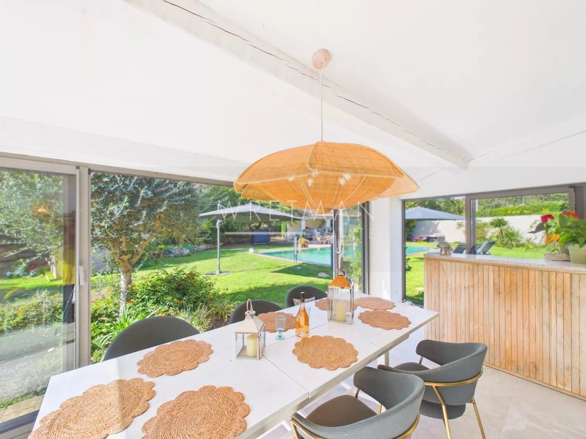 Villa La Colle-sur-Loup – Salle à manger ouverte sur le jardin