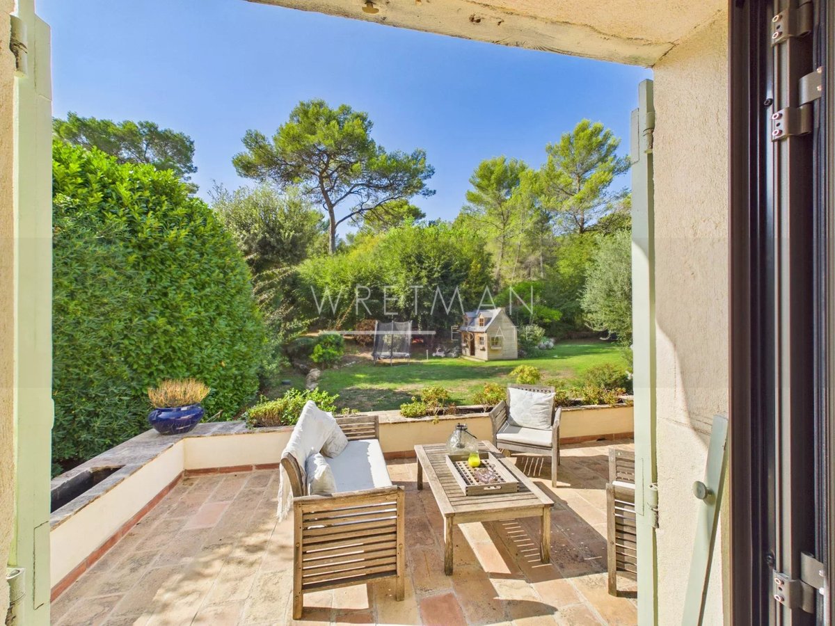 Villa La Colle-sur-Loup – Terrasse aménagée pour se détendre