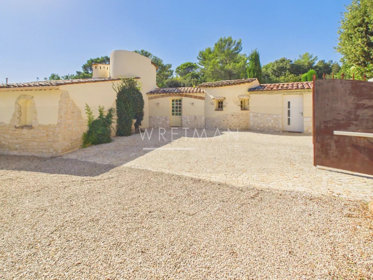 Villa La Colle-sur-Loup – Cour et stationnement